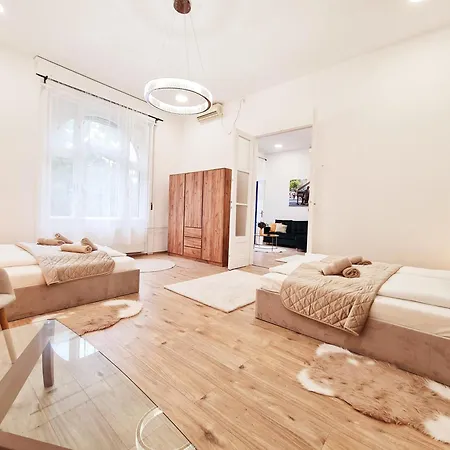 Liszt With Balcony And Garage Available -symphony 1