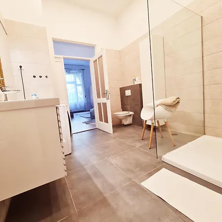 Liszt With Balcony And Garage Available -symphony 1