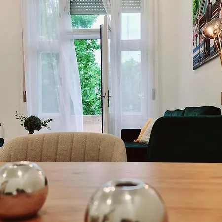 Liszt With Balcony And Garage Available -symphony 1 * 부다페스트